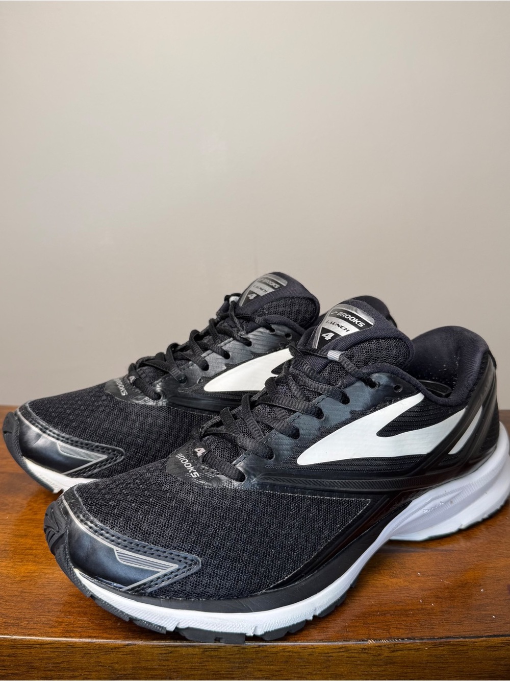 Brooks Launch 4 Women’s US 9 B Black White Running Shoes Sneakers 1202341B014
